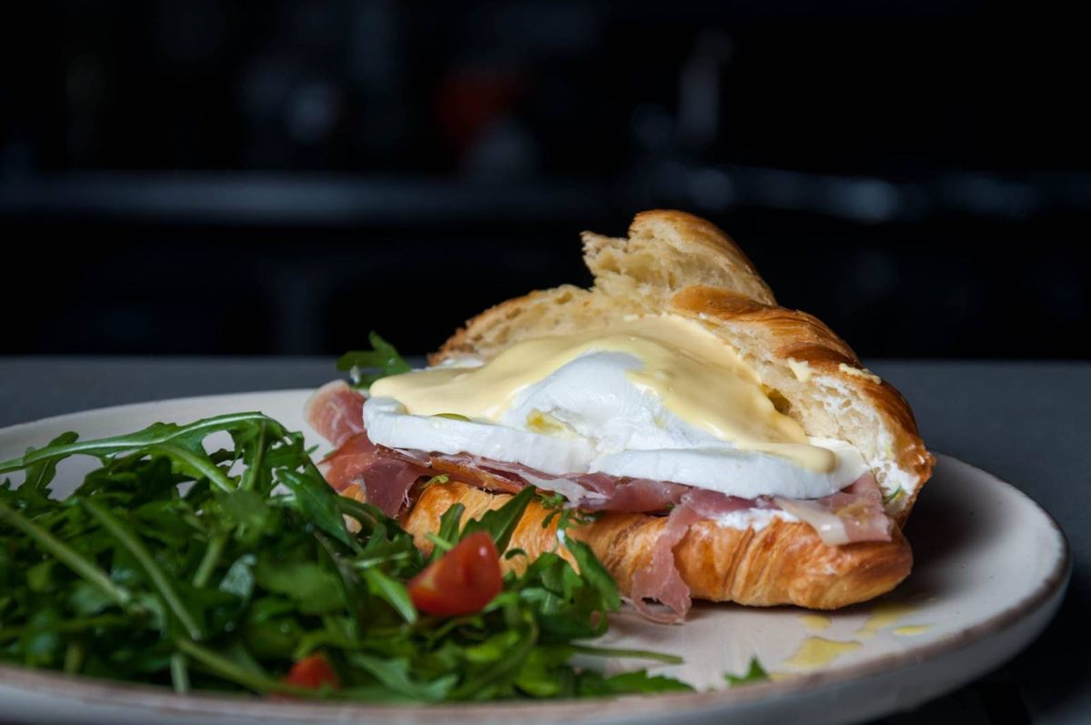 Croasasnt cu ou poșat  